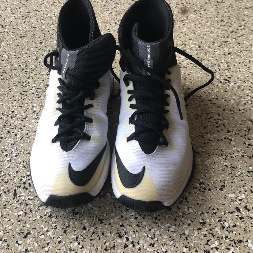 NIKE BASKETBALL SHOES